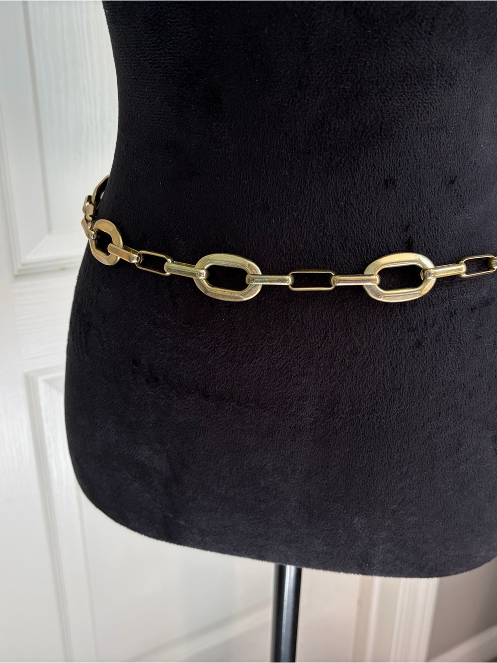 Women’s Gold Chain-Link Waist Belt - Picture 4 of 6